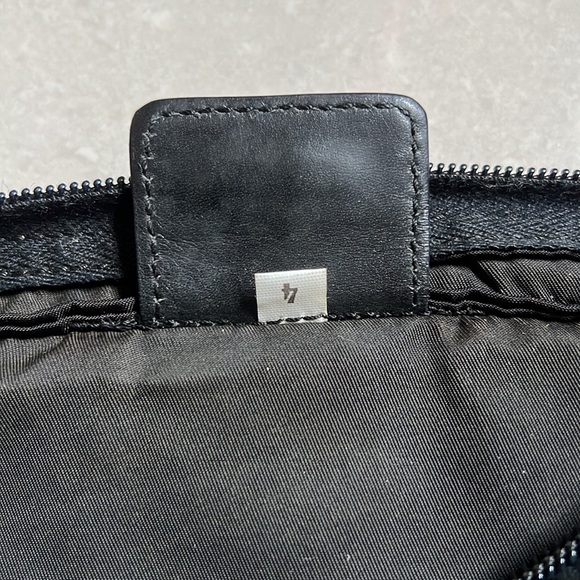 Impecable Prada Tessuto Nylon Crossbody - Picture 12 of 16